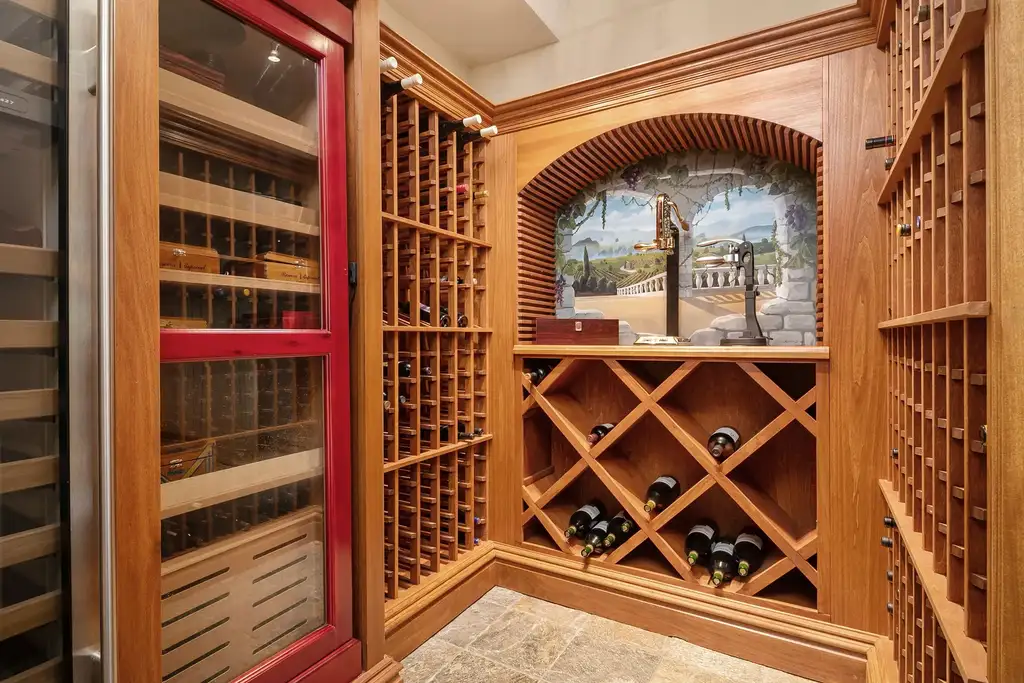 11 Upper Whitmoor Dr, Weldon Spring, MO. A Lavish Golf Course Estate in Weldon Spring