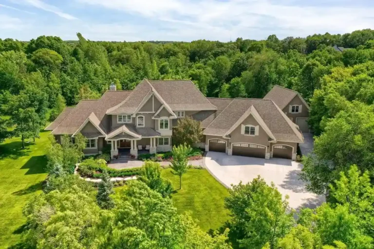 Your Dream Home Awaits: Custom-Built Luxury Estate in Minnesota for $2,799,900