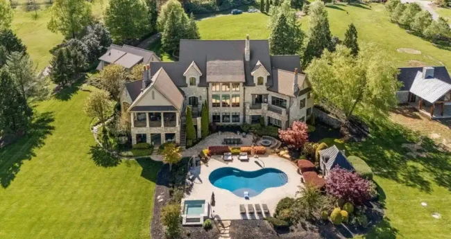 $8.9 Million Lashbrooke Estate Combines Lakefront Luxury With Unrivaled Amenities in Tennessee