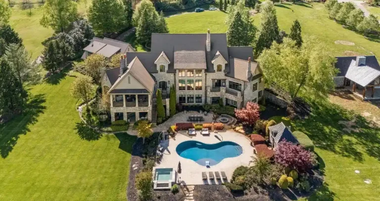 $8.9 Million Lashbrooke Estate Combines Lakefront Luxury With Unrivaled Amenities in Tennessee