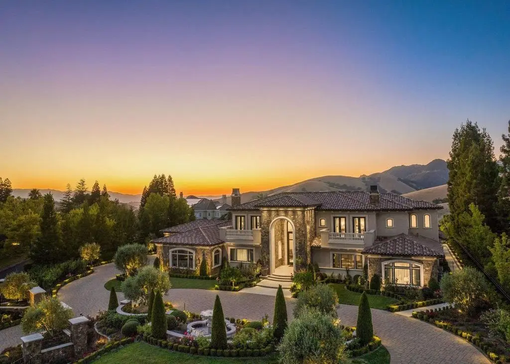 940 Eagle Ridge Dr Exquisite 12.3M Tuscan Villa Embracing Californias Iconic Indoor Outdoor Lifestyle 2