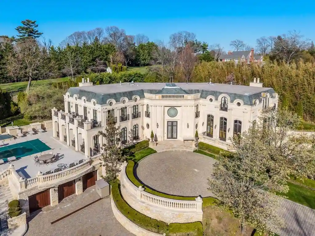 Breathtaking Luxury at 186 Kings Point Road 12.9M Estate with Expansive Water Views and Outdoor Elegance 1