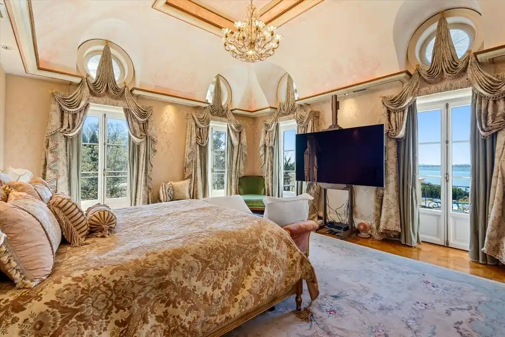 Breathtaking Luxury at 186 Kings Point Road 12.9M Estate with Expansive Water Views and Outdoor Elegance 10