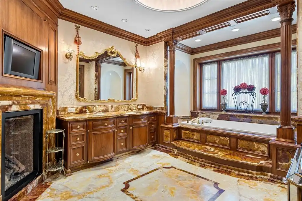 Breathtaking Luxury at 186 Kings Point Road 12.9M Estate with Expansive Water Views and Outdoor Elegance 11