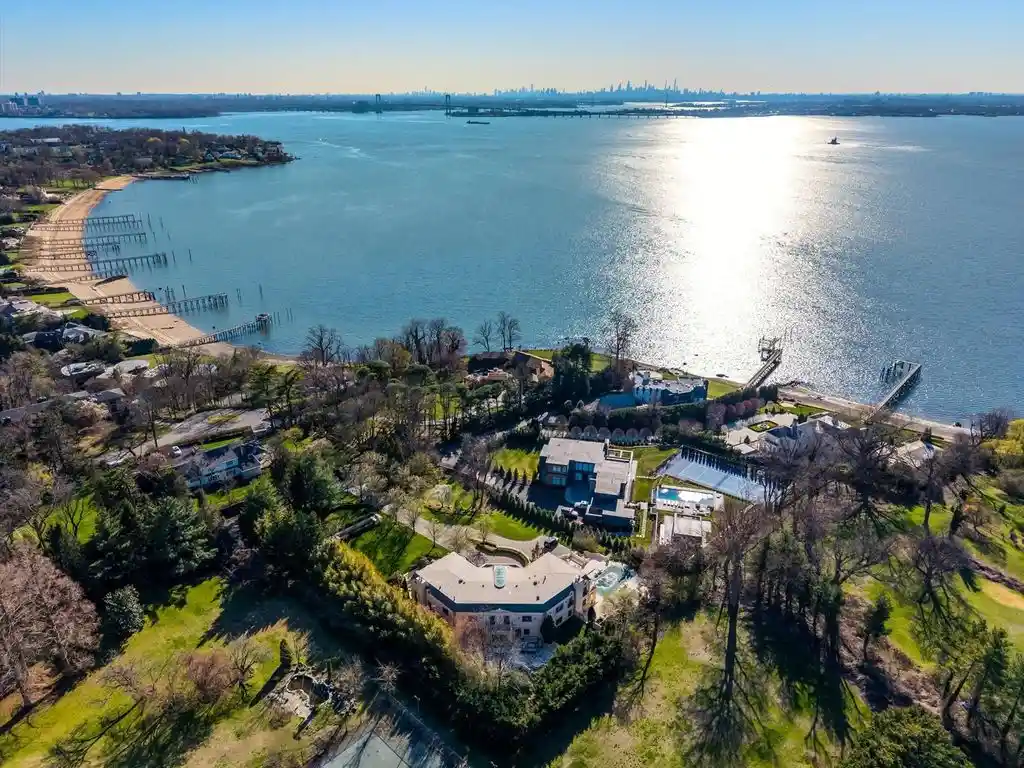 Breathtaking Luxury at 186 Kings Point Road 12.9M Estate with Expansive Water Views and Outdoor Elegance 2