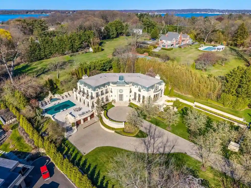 Breathtaking Luxury at 186 Kings Point Road 12.9M Estate with Expansive Water Views and Outdoor Elegance 3