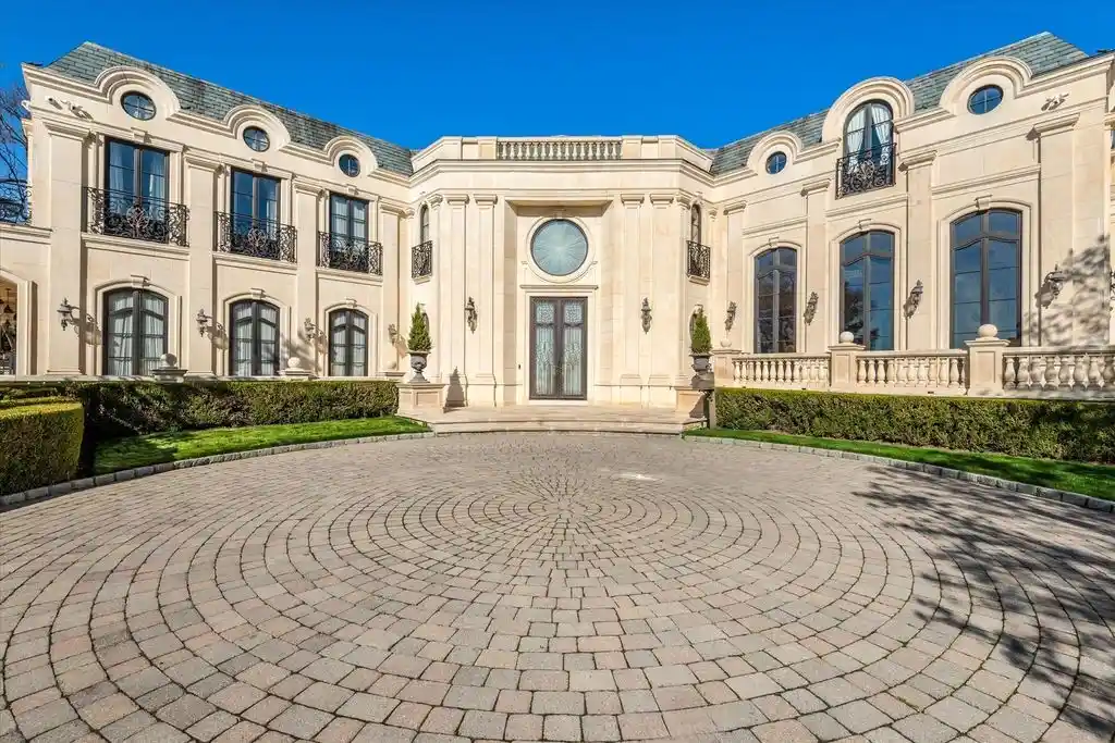 Breathtaking Luxury at 186 Kings Point Road 12.9M Estate with Expansive Water Views and Outdoor Elegance 4