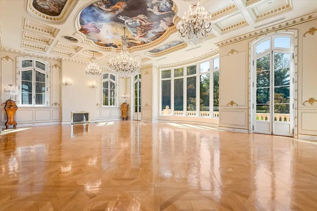 Breathtaking Luxury at 186 Kings Point Road 12.9M Estate with Expansive Water Views and Outdoor Elegance 6