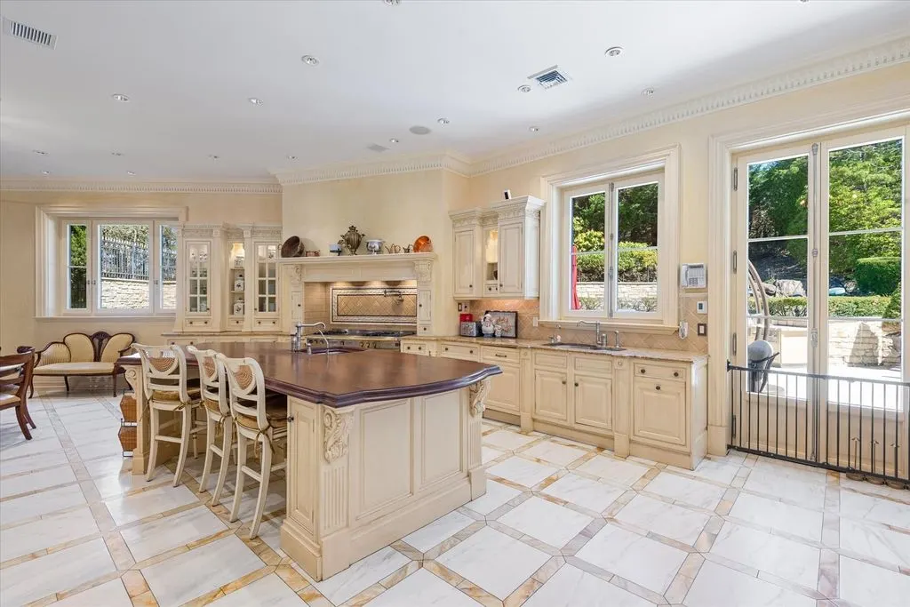 Breathtaking Luxury at 186 Kings Point Road 12.9M Estate with Expansive Water Views and Outdoor Elegance 8