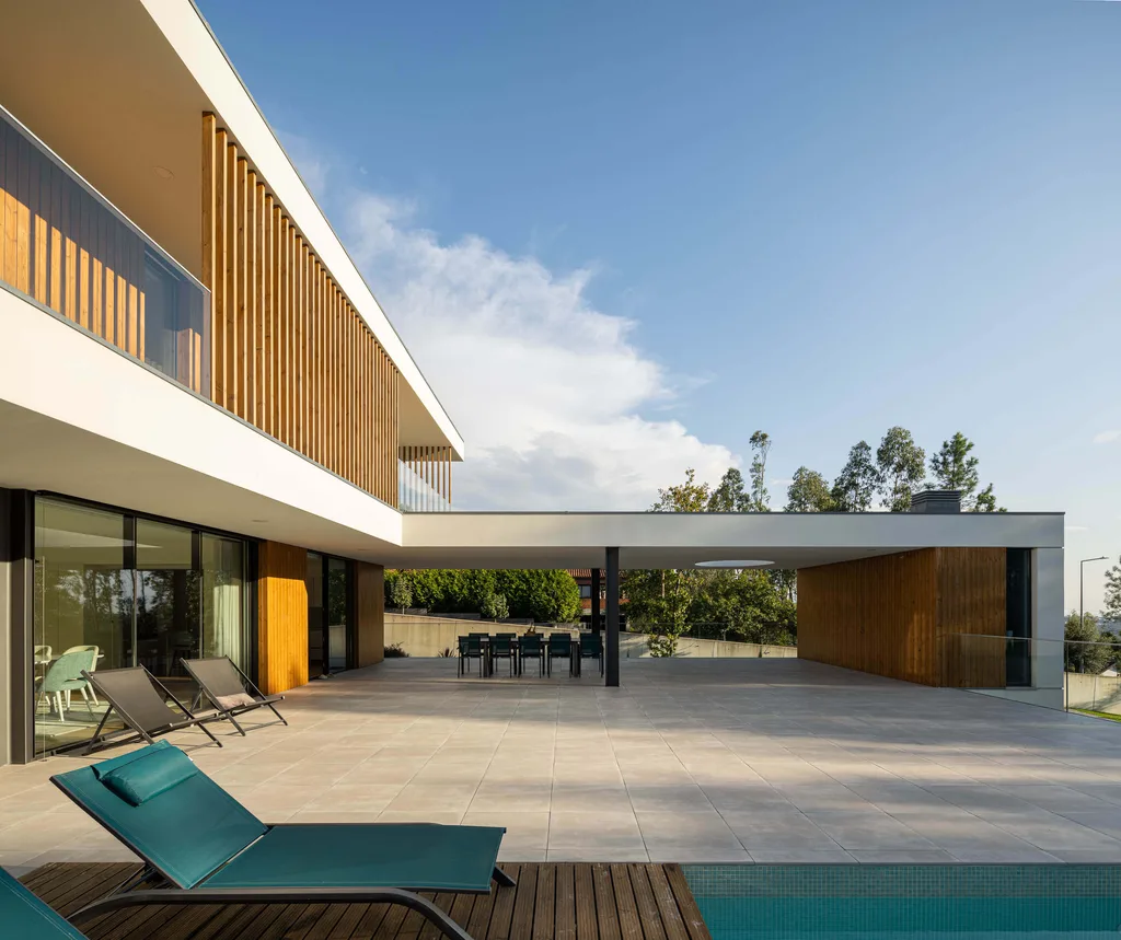 Casa J.M.C. by Atelier dArquitectura Lopes da Costa A Harmonious Integration with the Landscape 10