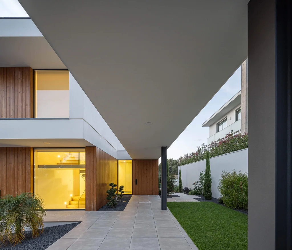Casa J.M.C. by Atelier d’Arquitectura Lopes da Costa, A Harmonious Integration with the Landscape