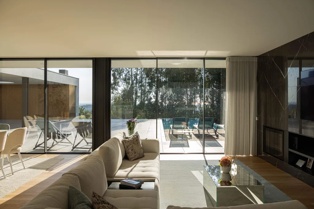 Casa J.M.C. by Atelier dArquitectura Lopes da Costa A Harmonious Integration with the Landscape 9