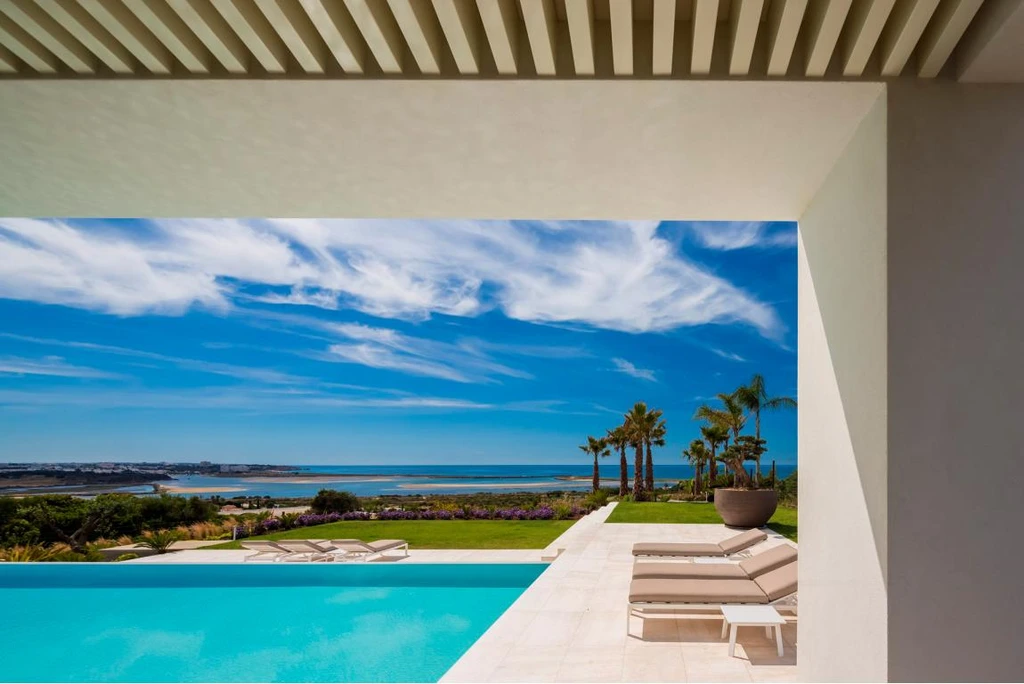 Casa Lioz by Mário Martins Atelier Merges Stone, Light, and Landscape in the Algarve
