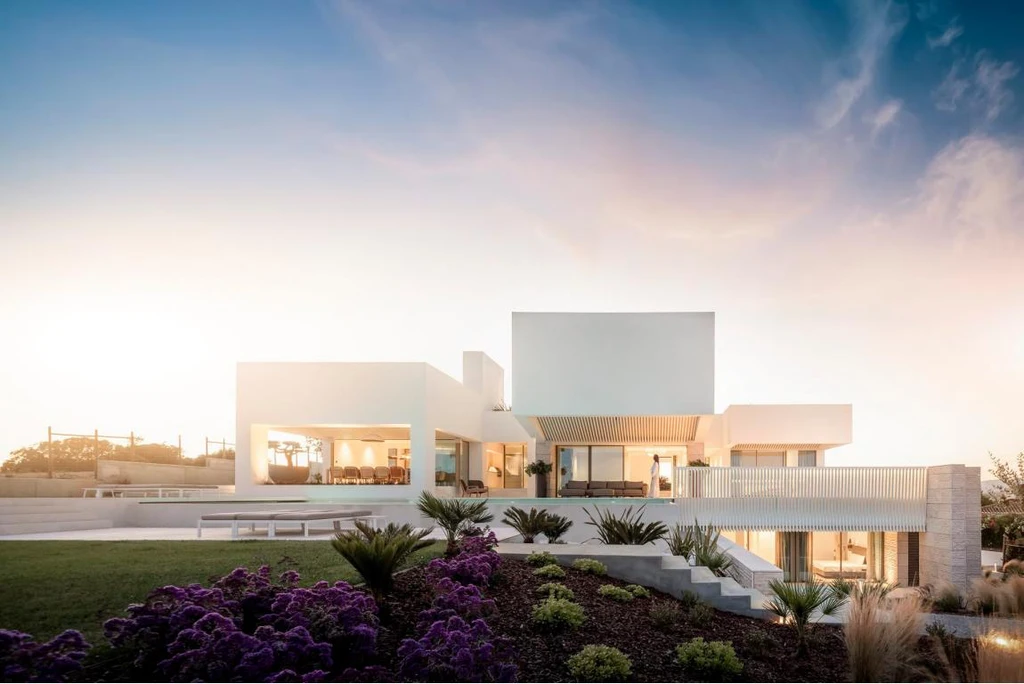 Casa Lioz by Mário Martins Atelier Merges Stone, Light, and Landscape in the Algarve