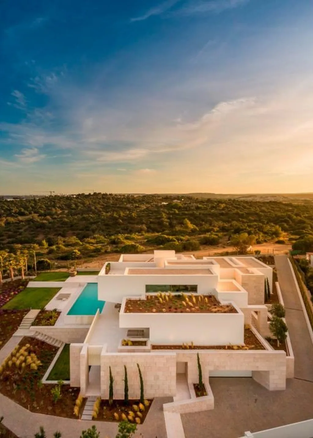 Casa Lioz by Mário Martins Atelier Merges Stone, Light, and Landscape in the Algarve