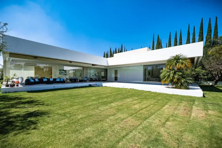 Chabacano House by HCE Office of Architecture Celebrates Transparency and Lightness in Querétaro, Mexico