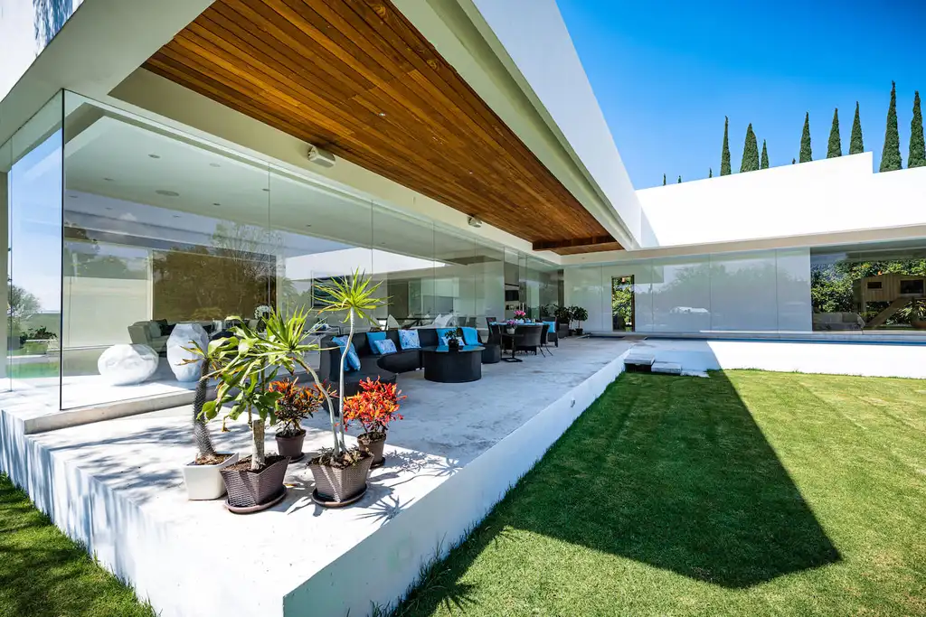 Chabacano House by HCE Office of Architecture Celebrates Transparency and Lightness in Querétaro, Mexico
