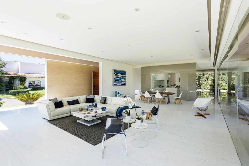 Chabacano House by HCE Office of Architecture Celebrates Transparency and Lightness in Querétaro, Mexico