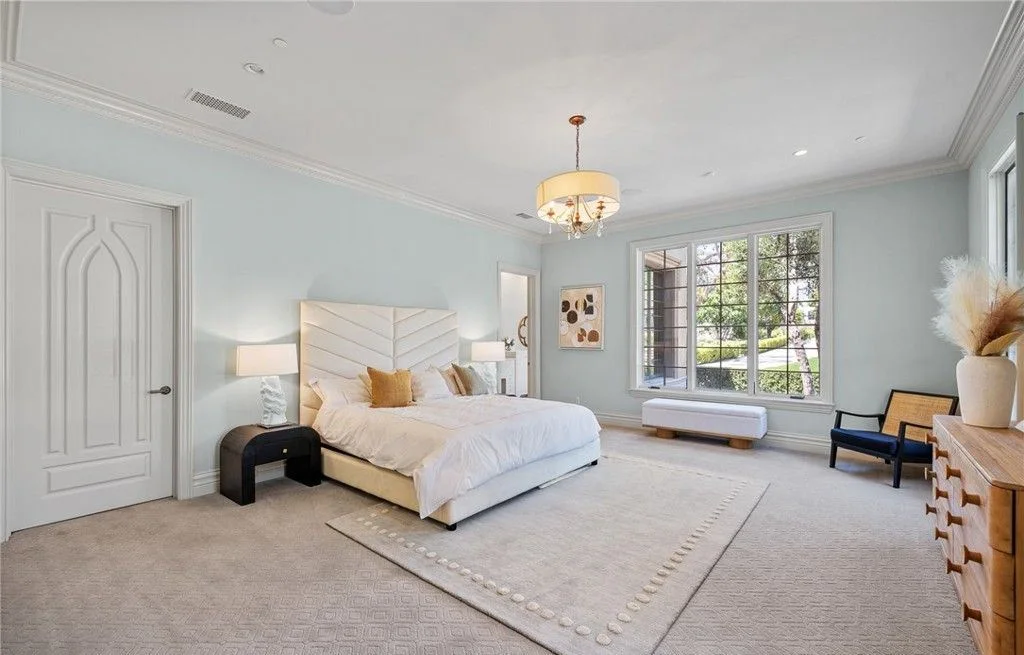 Exquisite 18 Dovetail Ln Estate 15.5M English Tudor Mansion Offering a Perfect Fusion of Classic and Modern Elegance 10