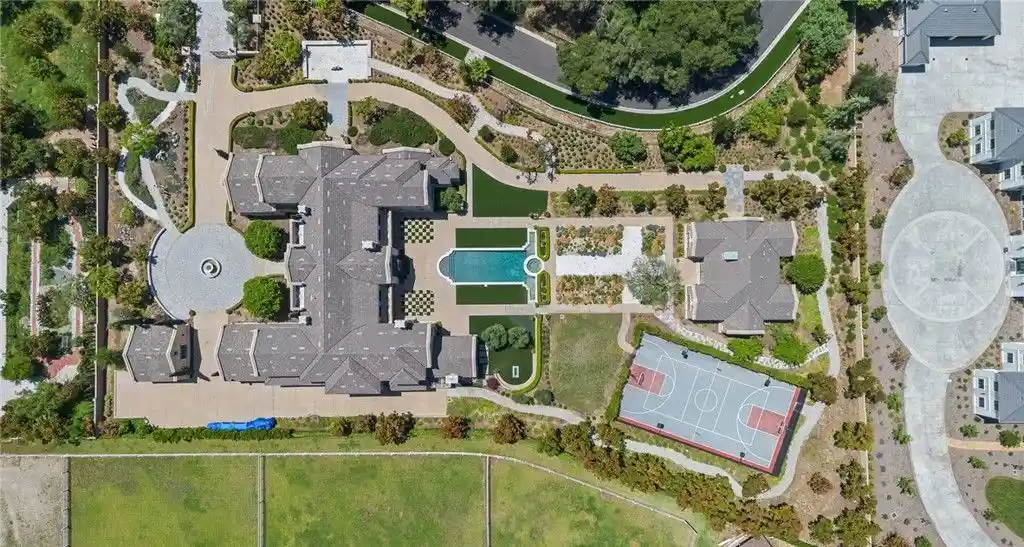 Exquisite 18 Dovetail Ln Estate 15.5M English Tudor Mansion Offering a Perfect Fusion of Classic and Modern Elegance 17