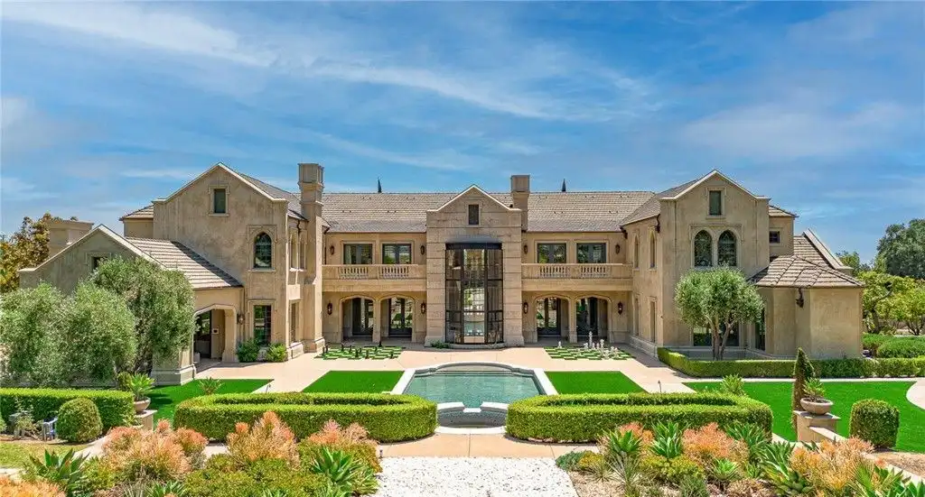 Exquisite 18 Dovetail Ln Estate 15.5M English Tudor Mansion Offering a Perfect Fusion of Classic and Modern Elegance 3