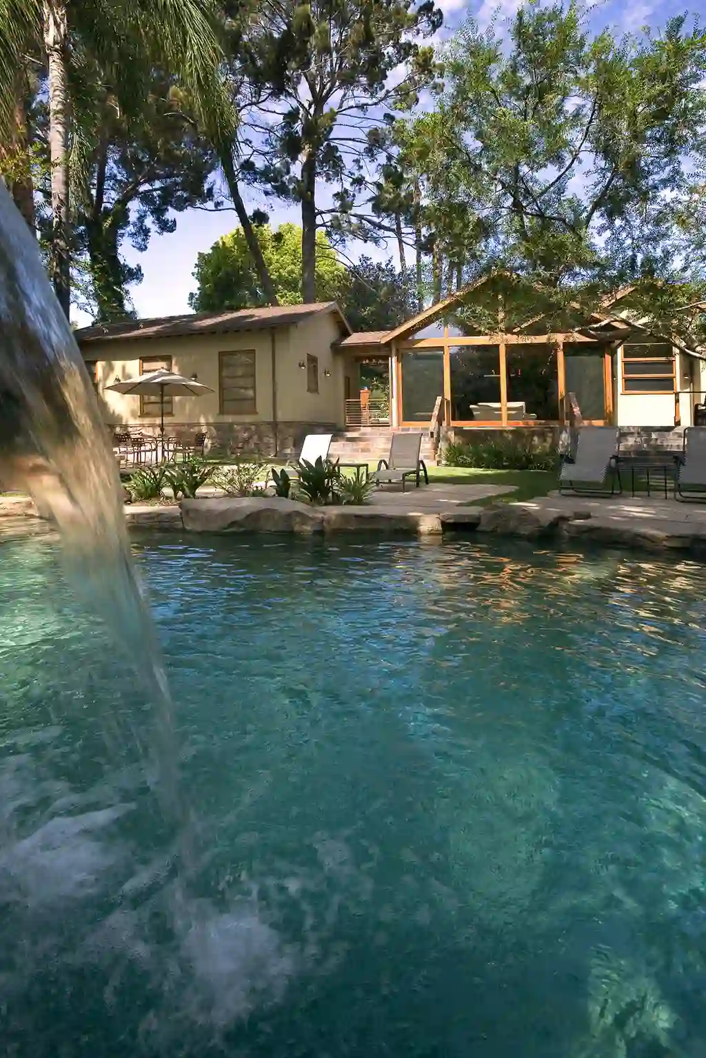 Farmdale Avenue Residence by Whipple Russell Architects, A Reimagined California Ranch with Tropical Resort Ambience 