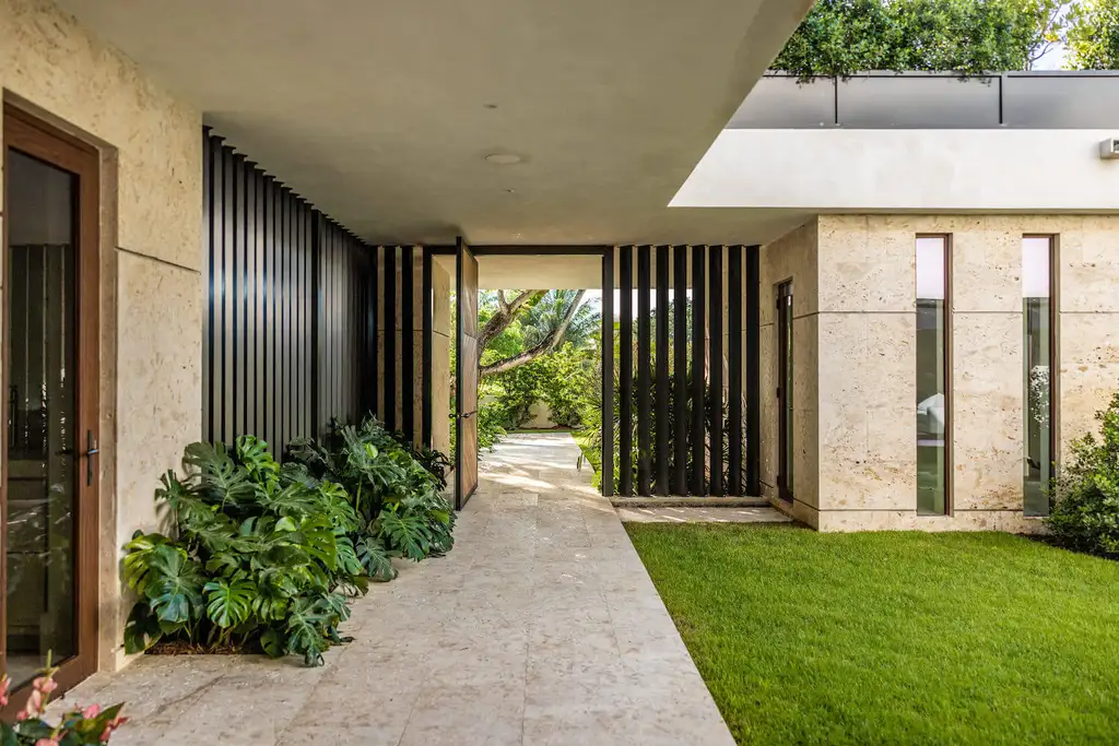 Reverse Garden House by Praxis Architecture Reimagines Privacy and Landscape in Miami 10