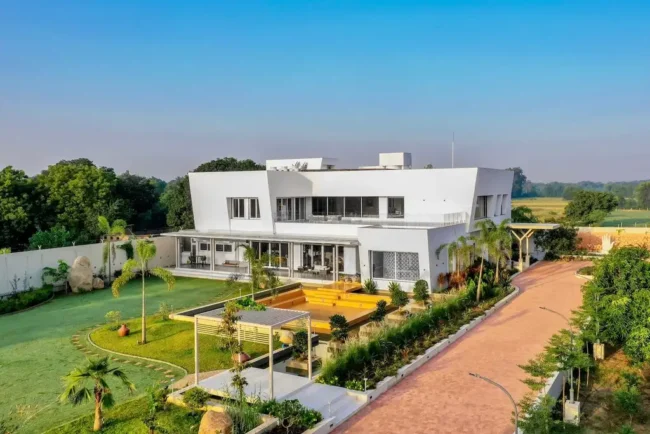 Sri Sri Villa by Ace Associates, A Vastu-Inspired Sanctuary Surrounded by Nature in Gujarat