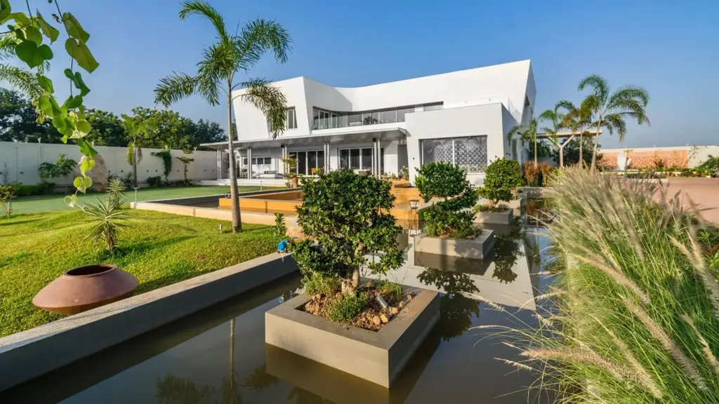 Sri Sri Villa by Ace Associates, A Vastu-Inspired Sanctuary Surrounded by Nature in Gujarat