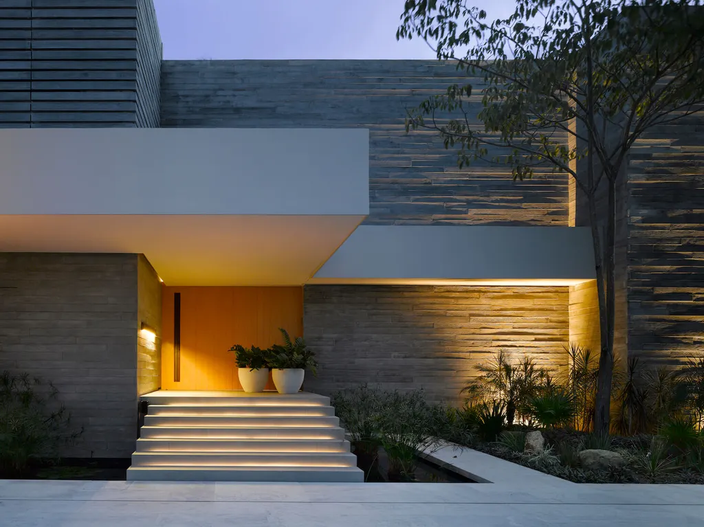 Vallarta House by Ezequiel Farca Studio Blends Coastal Elegance and Tropical Architecture in Puerto Vallarta