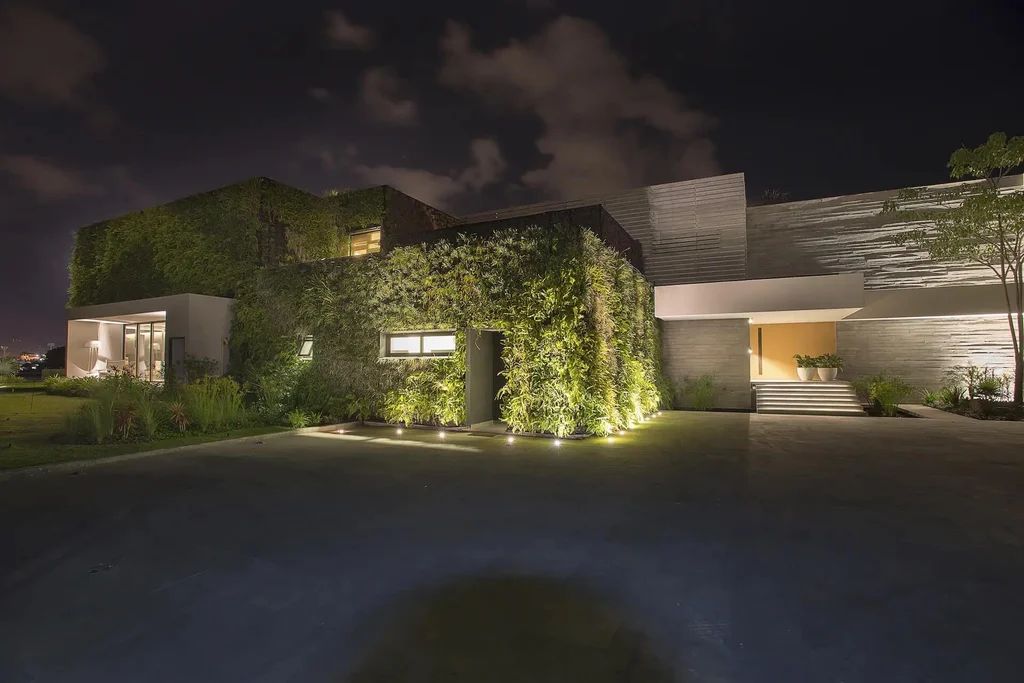 Vallarta House by Ezequiel Farca Studio Blends Coastal Elegance and Tropical Architecture in Puerto Vallarta 10