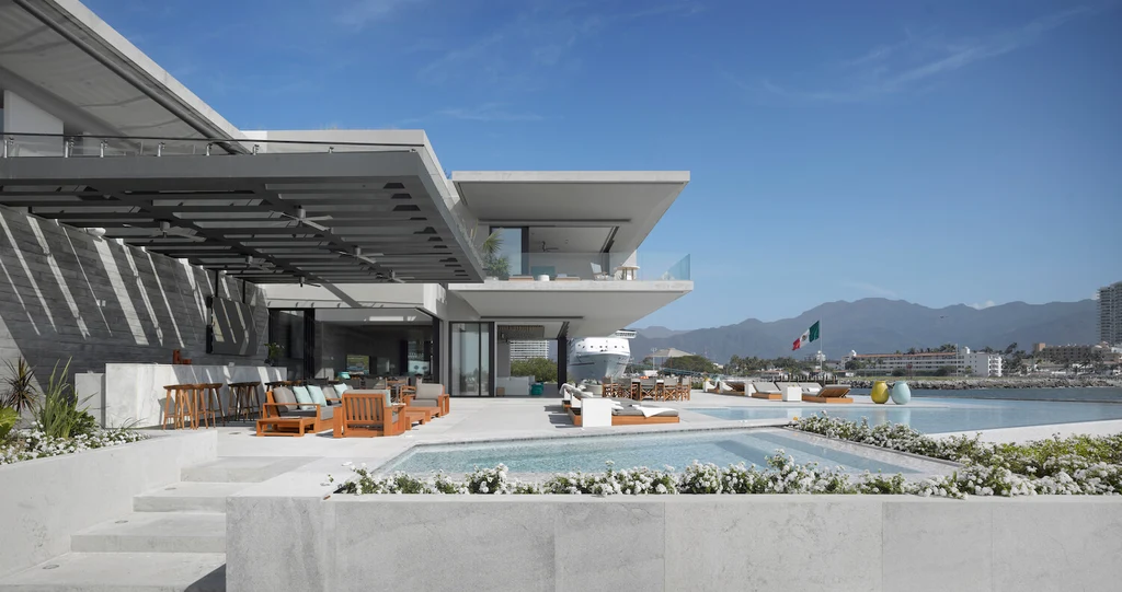 Vallarta House by Ezequiel Farca Studio Blends Coastal Elegance and Tropical Architecture in Puerto Vallarta