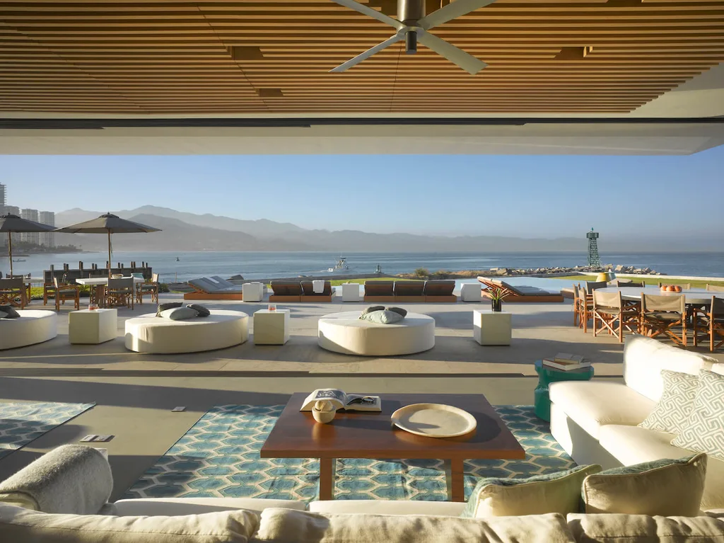 Vallarta House by Ezequiel Farca Studio Blends Coastal Elegance and Tropical Architecture in Puerto Vallarta