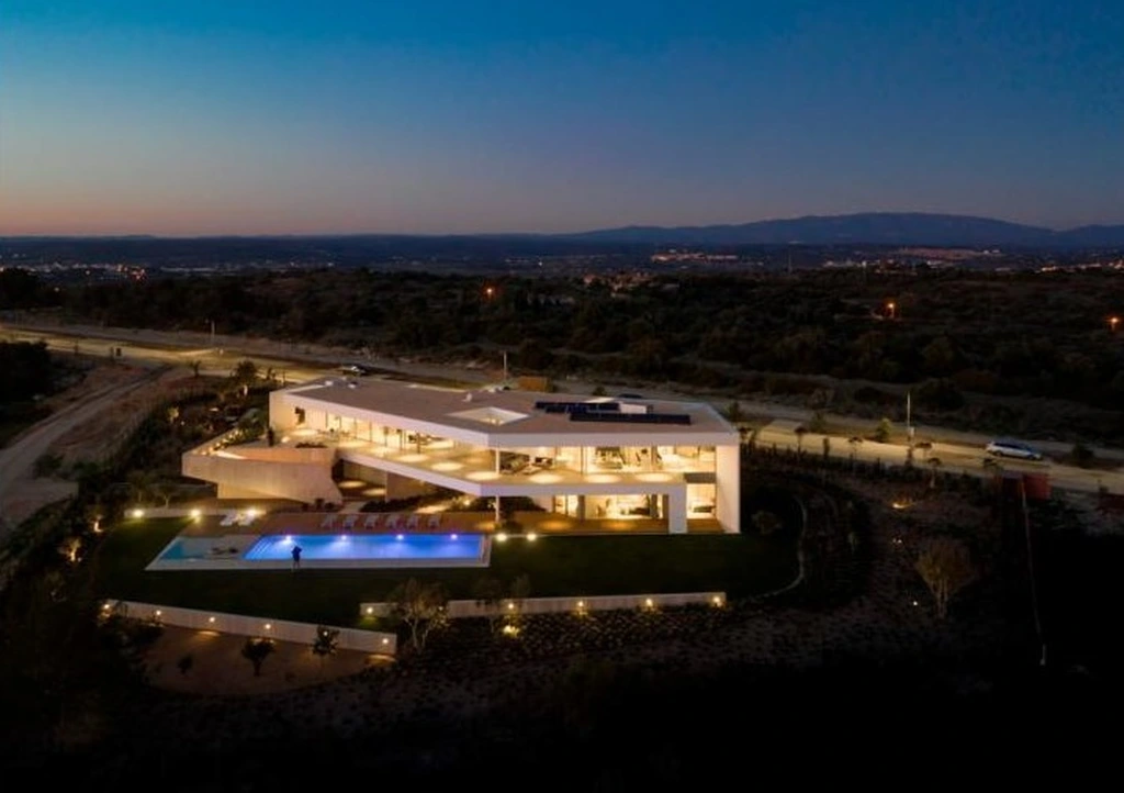 Villa Pernoi by Mário Martins Atelier, A Sculptural Haven on the Algarve Coast