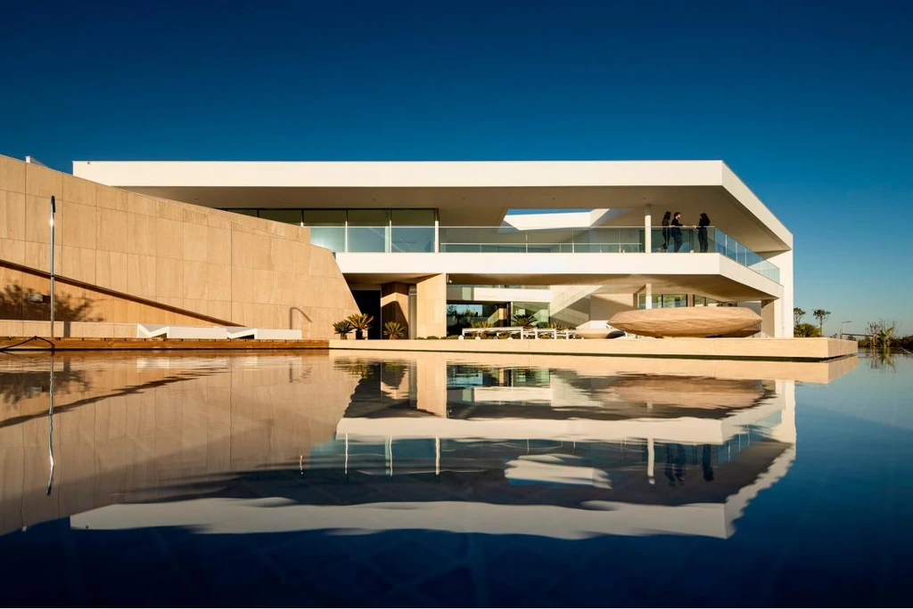 Villa Pernoi by Mário Martins Atelier, A Sculptural Haven on the Algarve Coast