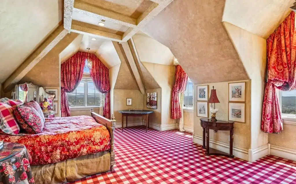1526 W Red Hawk Trl An Extraordinary 6.5M Utah Retreat Blending European Craft and Western Grandeur 10