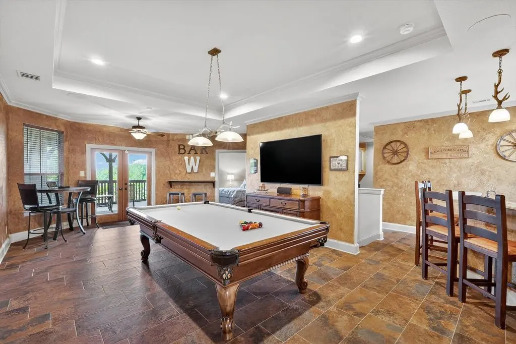 2 Groves Cir An Exceptional Texas Estate Offering Refined Luxury and Ultimate Privacy for 2.787 Million 14
