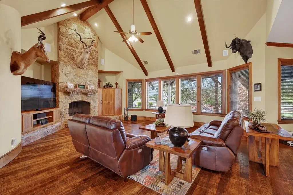 2 Groves Cir An Exceptional Texas Estate Offering Refined Luxury and Ultimate Privacy for 2.787 Million 8