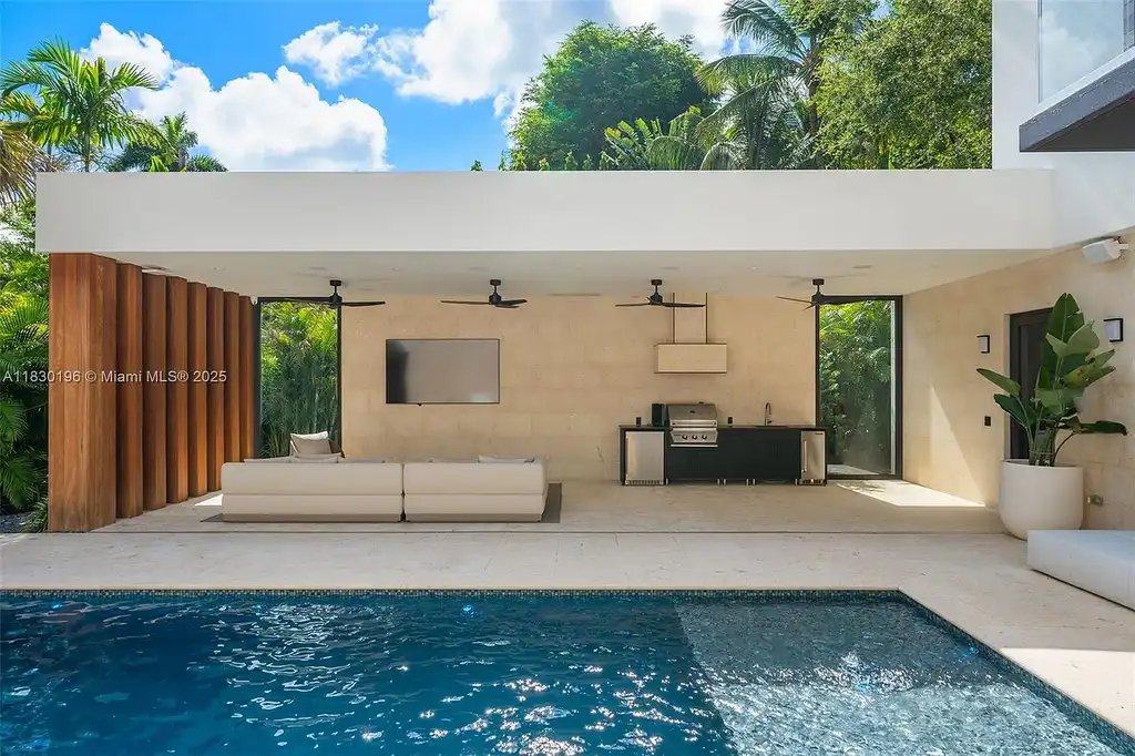 Luxury Florida Modern home with pool and outdoor kitchen at 4041 S Le Jeune Rd in Miami