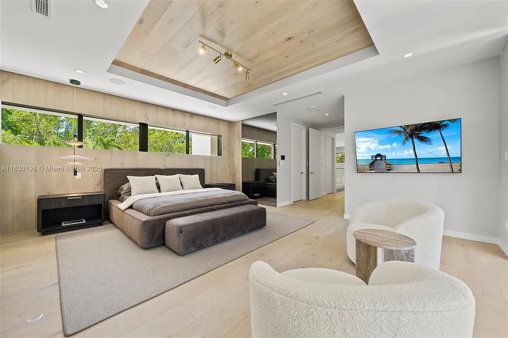 Luxury Florida Modern home with pool and outdoor kitchen at 4041 S Le Jeune Rd in Miami