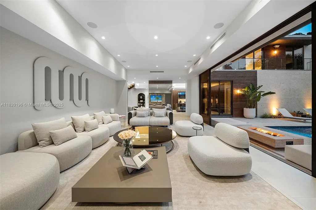 Luxury Florida Modern home with pool and outdoor kitchen at 4041 S Le Jeune Rd in Miami