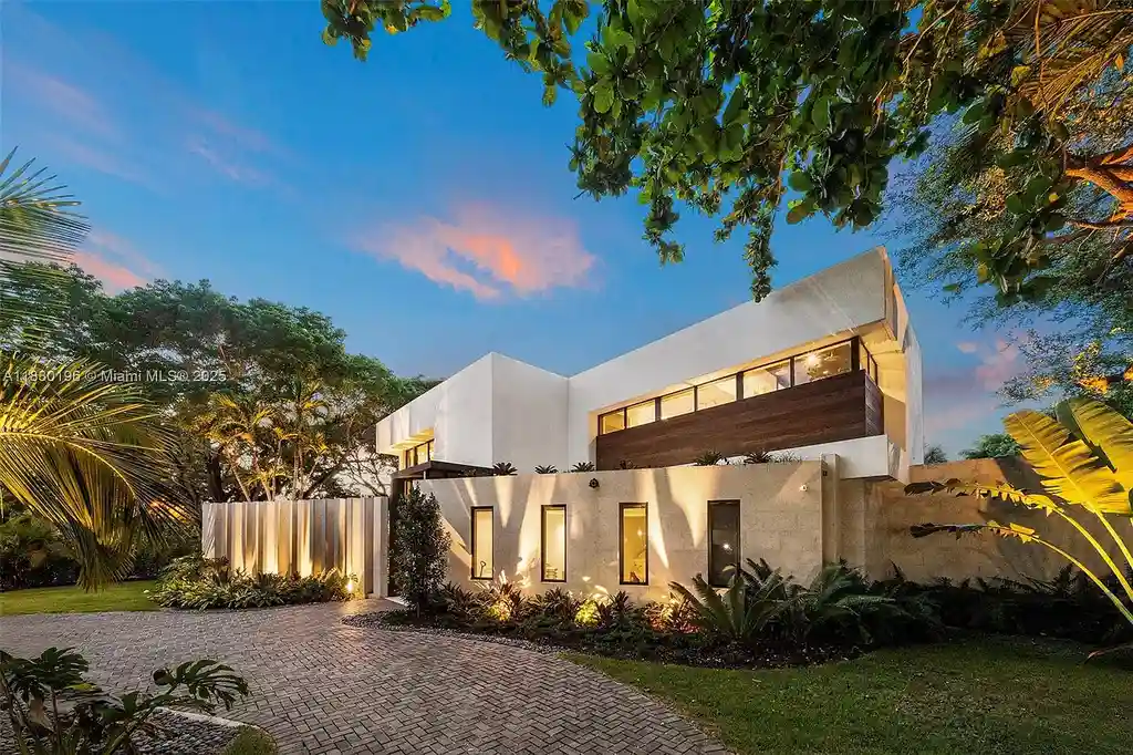 Luxury Florida Modern home with pool and outdoor kitchen at 4041 S Le Jeune Rd in Miami