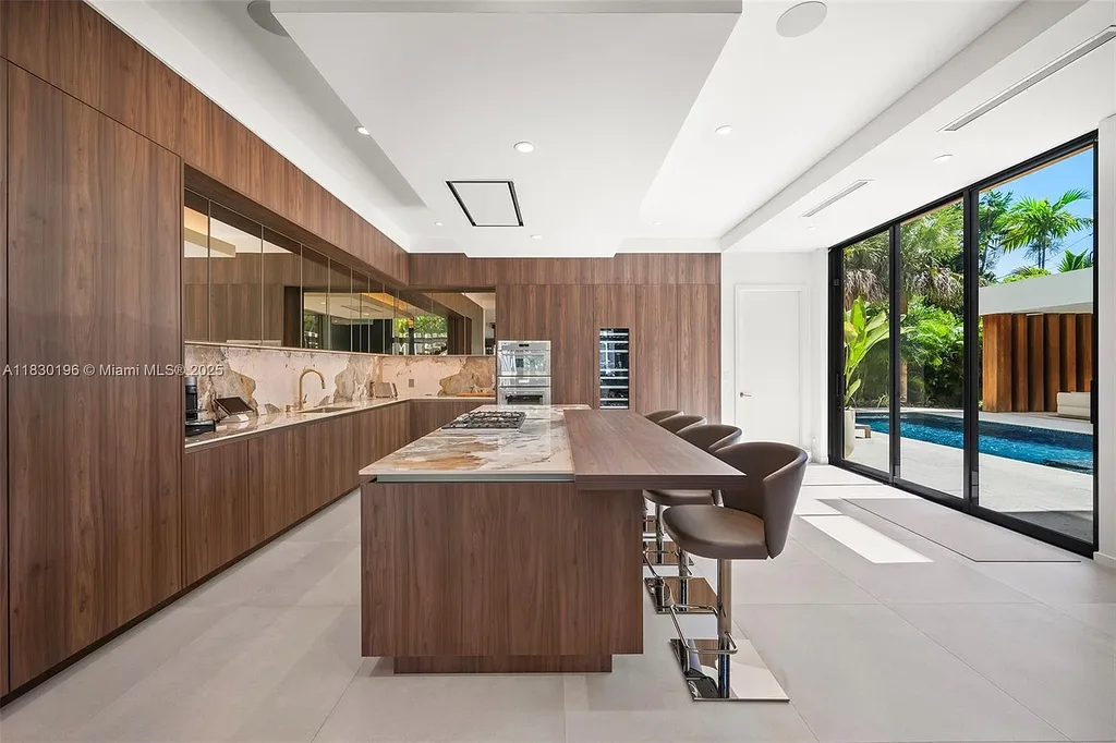 Luxury Florida Modern home with pool and outdoor kitchen at 4041 S Le Jeune Rd in Miami