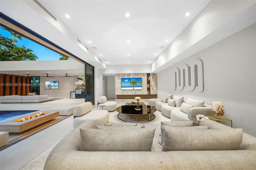 Luxury Florida Modern home with pool and outdoor kitchen at 4041 S Le Jeune Rd in Miami