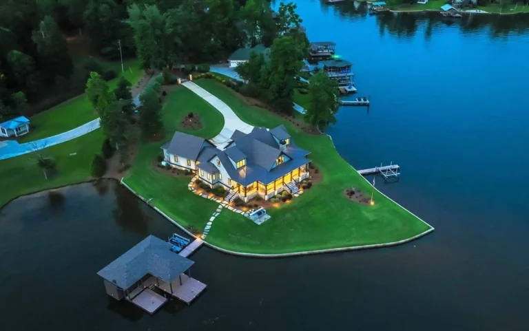 Unmatched Waterfront Living at This $4.128M Flat Point Estate in Alabama