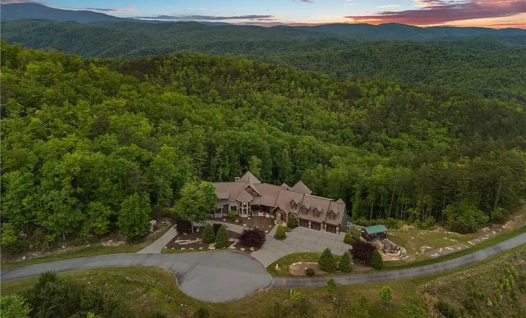 539 Nightshade Road A Breathtaking 5.83 Million Estate Blending Rustic Elegance and Mountain Majesty in North Carolina 4