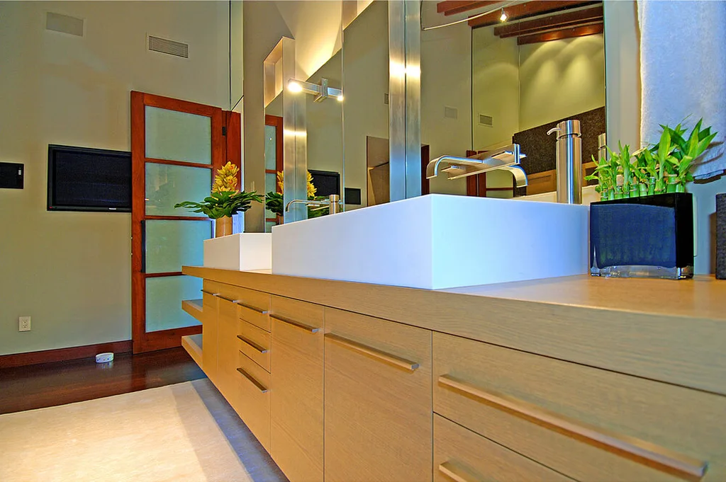 9342 Sierra Mar by Whipple Russell Architects, A Warm Modern Hollywood Hills Home with Luxury Water-Edge Living