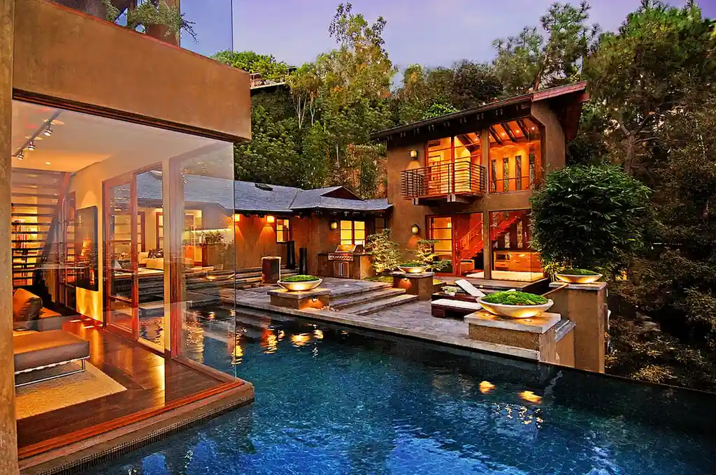 9342 Sierra Mar by Whipple Russell Architects, A Warm Modern Hollywood Hills Home with Luxury Water-Edge Living