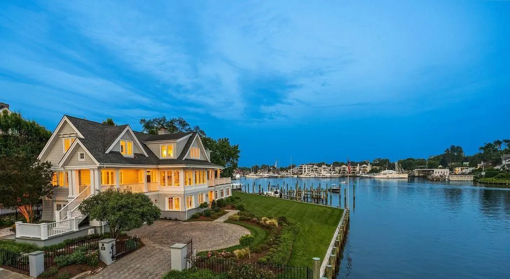 Extraordinary Opportunity at 17 Revell St — The Sole Gated Waterfront Home in Historic Annapolis for 12.75 Million 4