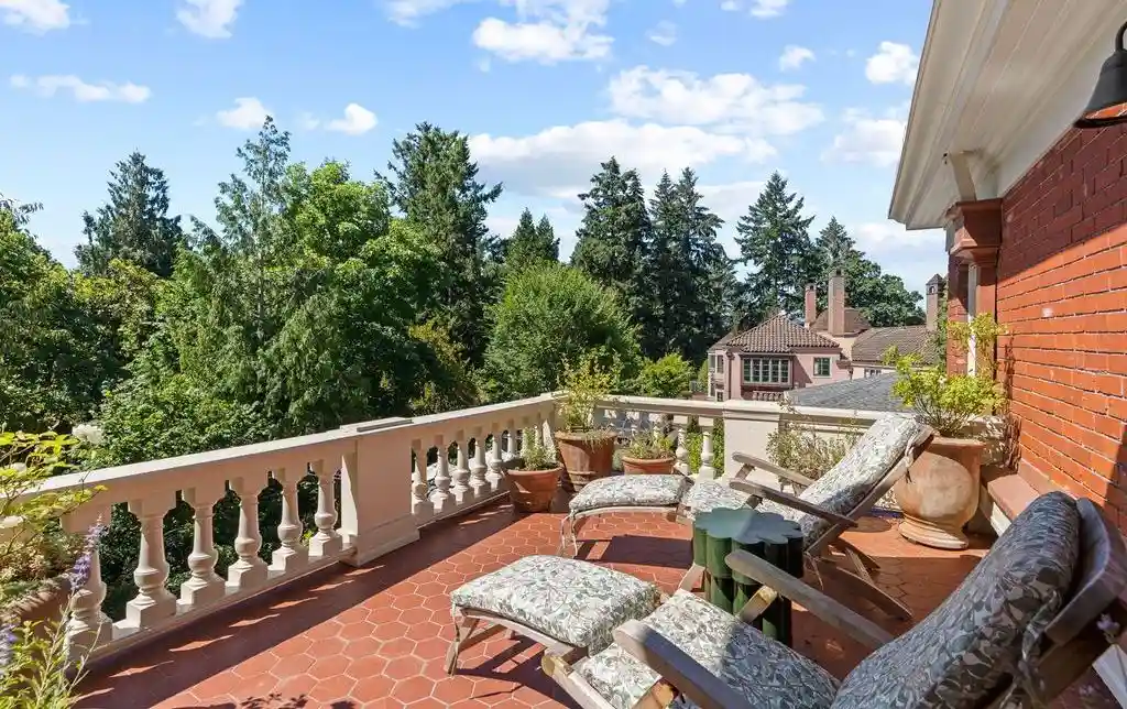 Luxury Reimagined 3360 SE Ankeny St Combines Historic Beauty and Modern Comfort 15